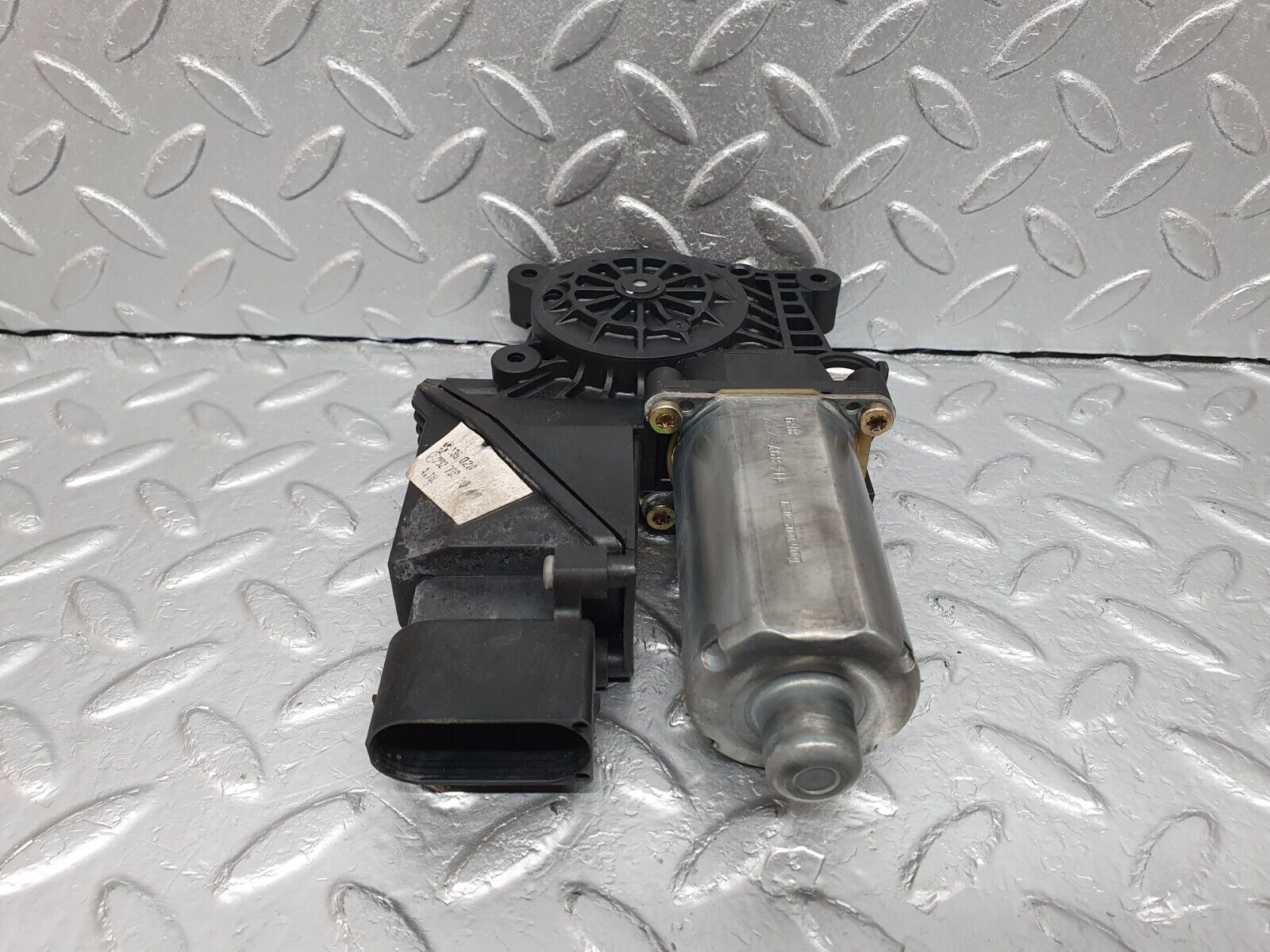 41914 Mercedes-Benz W202 C200 Window Regulator Motor Rear Right Bosch 0130821698 114899300