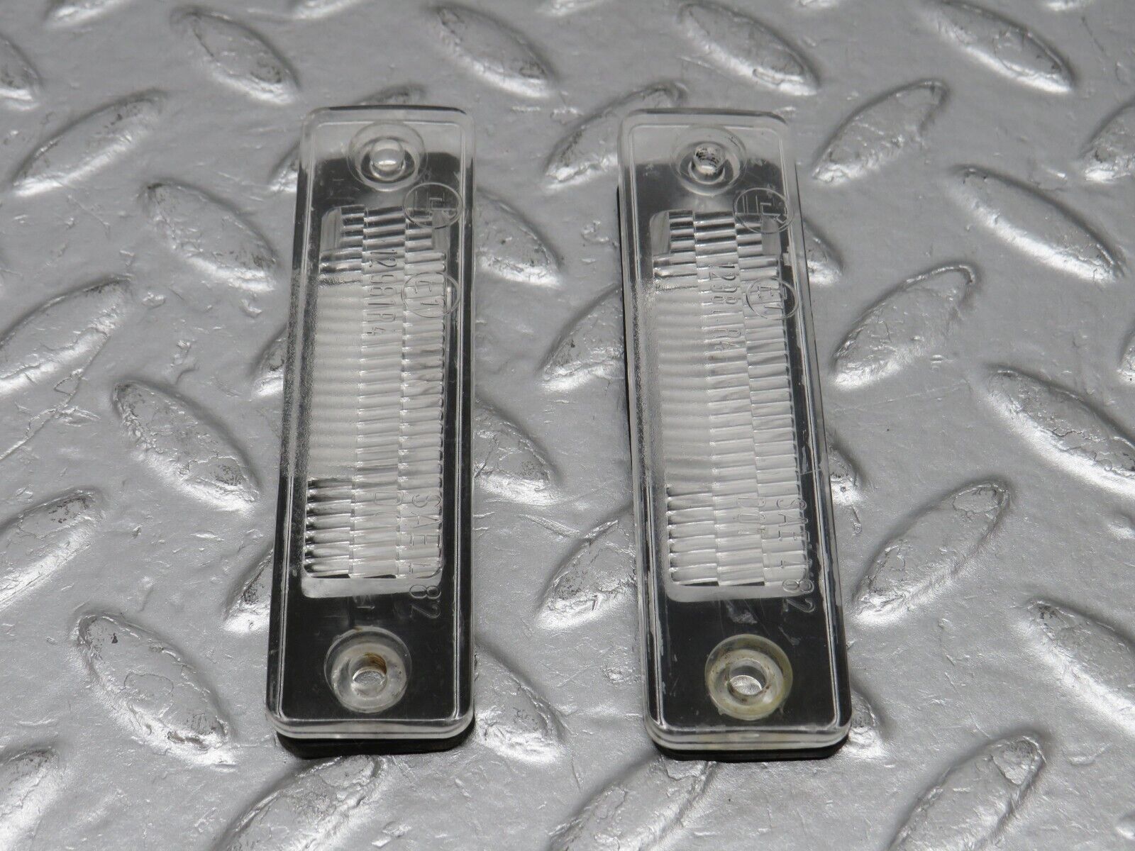 39136 Mercedes-Benz R107 500SL number Plate Light Lens 12981R4