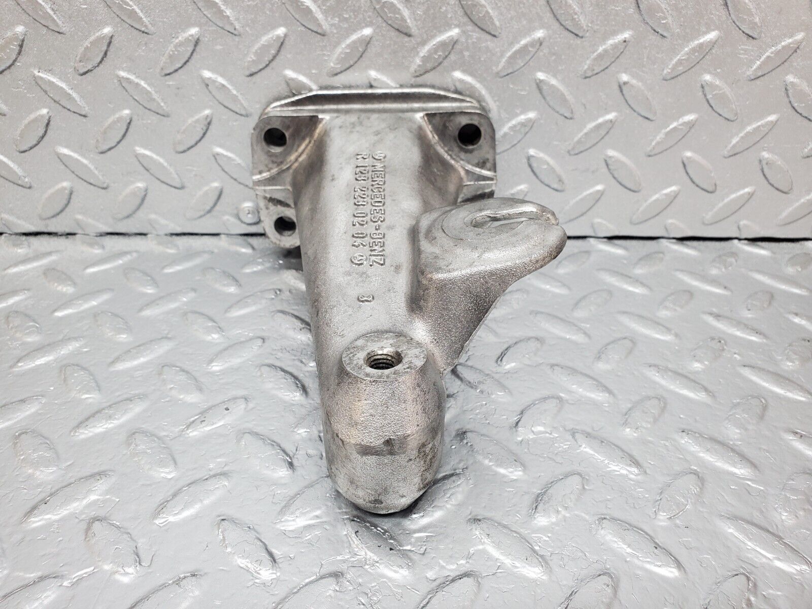 45429 Mercedes-Benz 280E M110.983 Engine Mount Bracket Left Side 1232230204