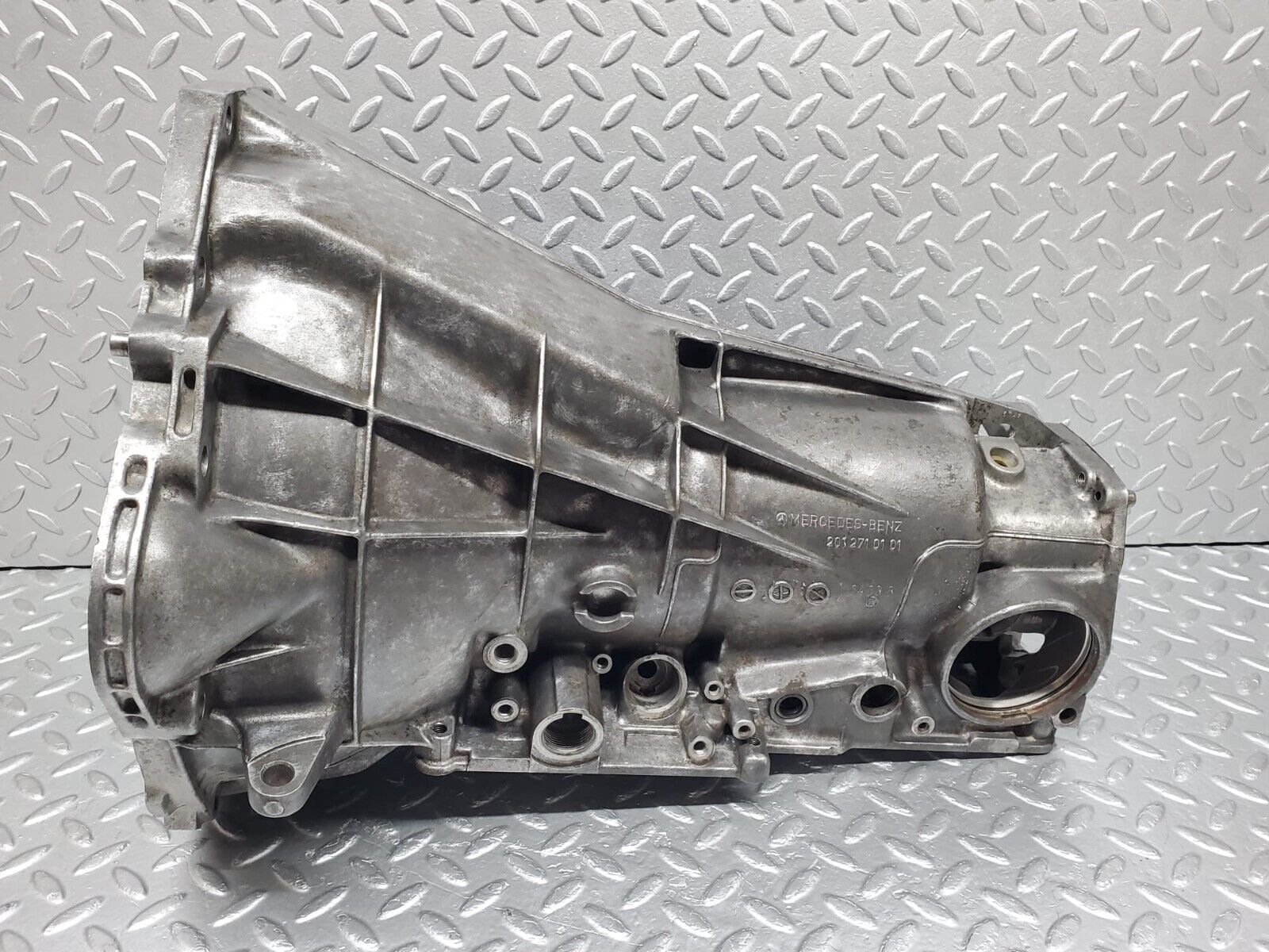 34226 Mercedes-Benz W124 260E Automatic Gearbox Housing 722.409 2012710101 1242700101