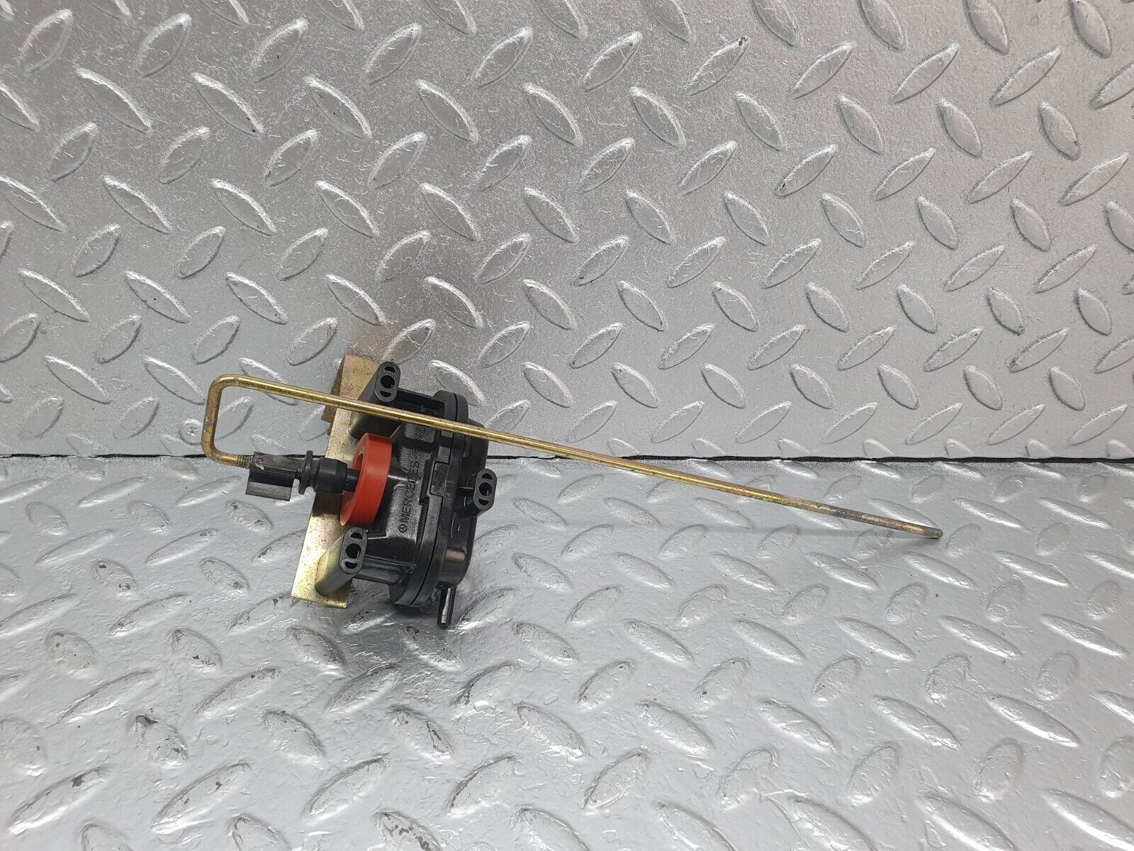 43680 Mercedes-Benz C126 380SEC Coupe Fuel Tank Flap Cap Vacuum Actuator