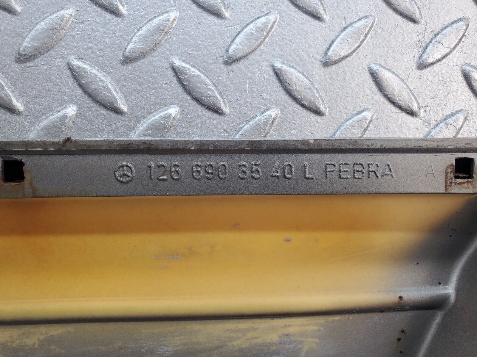 45703 Mercedes-Benz W126 420SE Front Left Fender Wing Moulding Trim 1266903540