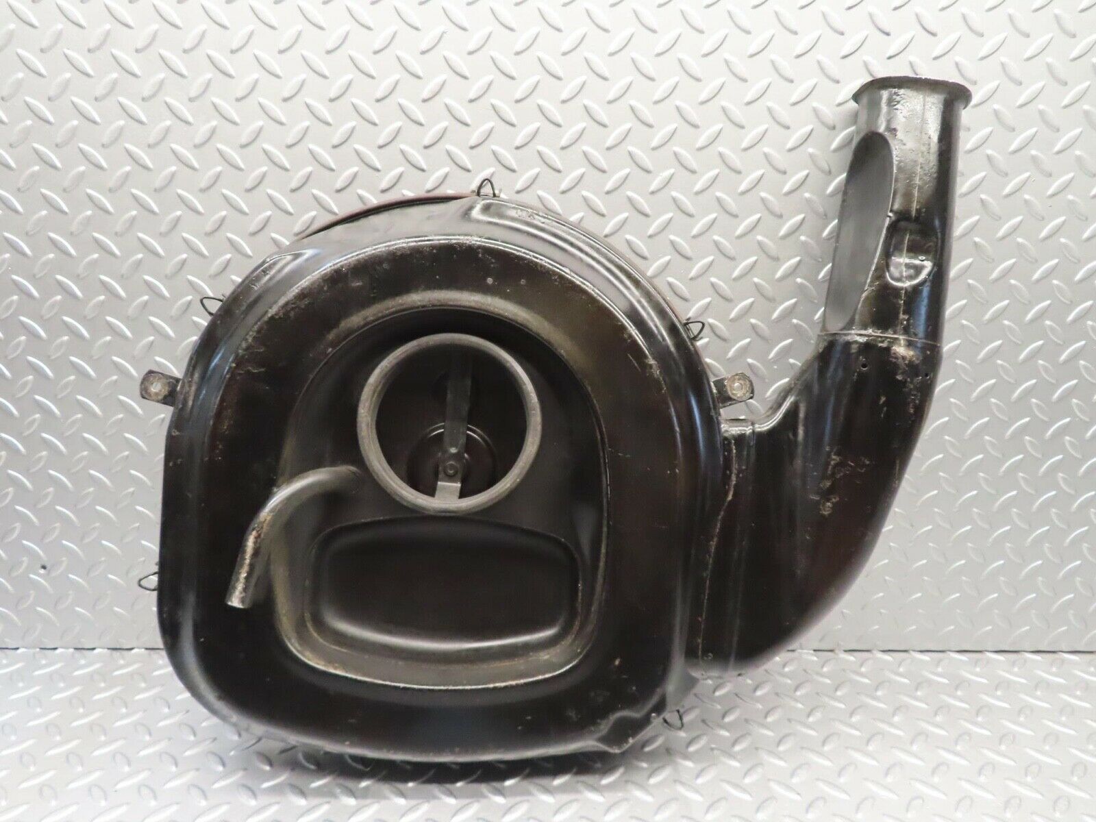 11822 Mercedes-Benz R107 450SL Air Filter Housing 4517485106