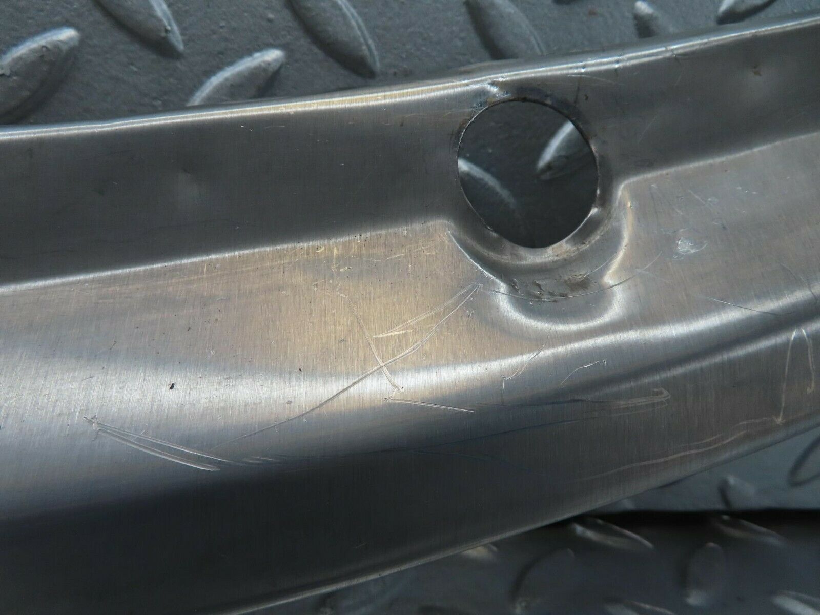 15574 Mercedes-Benz R107 450SL Windscreen Top Chrome Trim