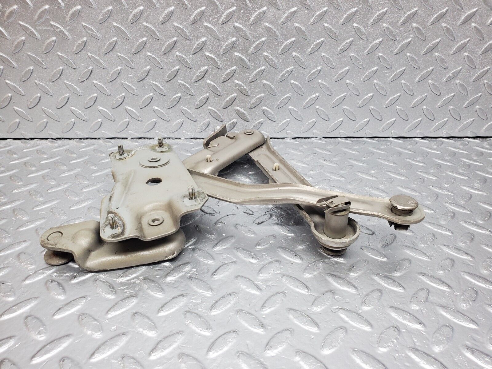 45797 Mercedes-Benz W126 420SE Bonnet Hinge Left Side