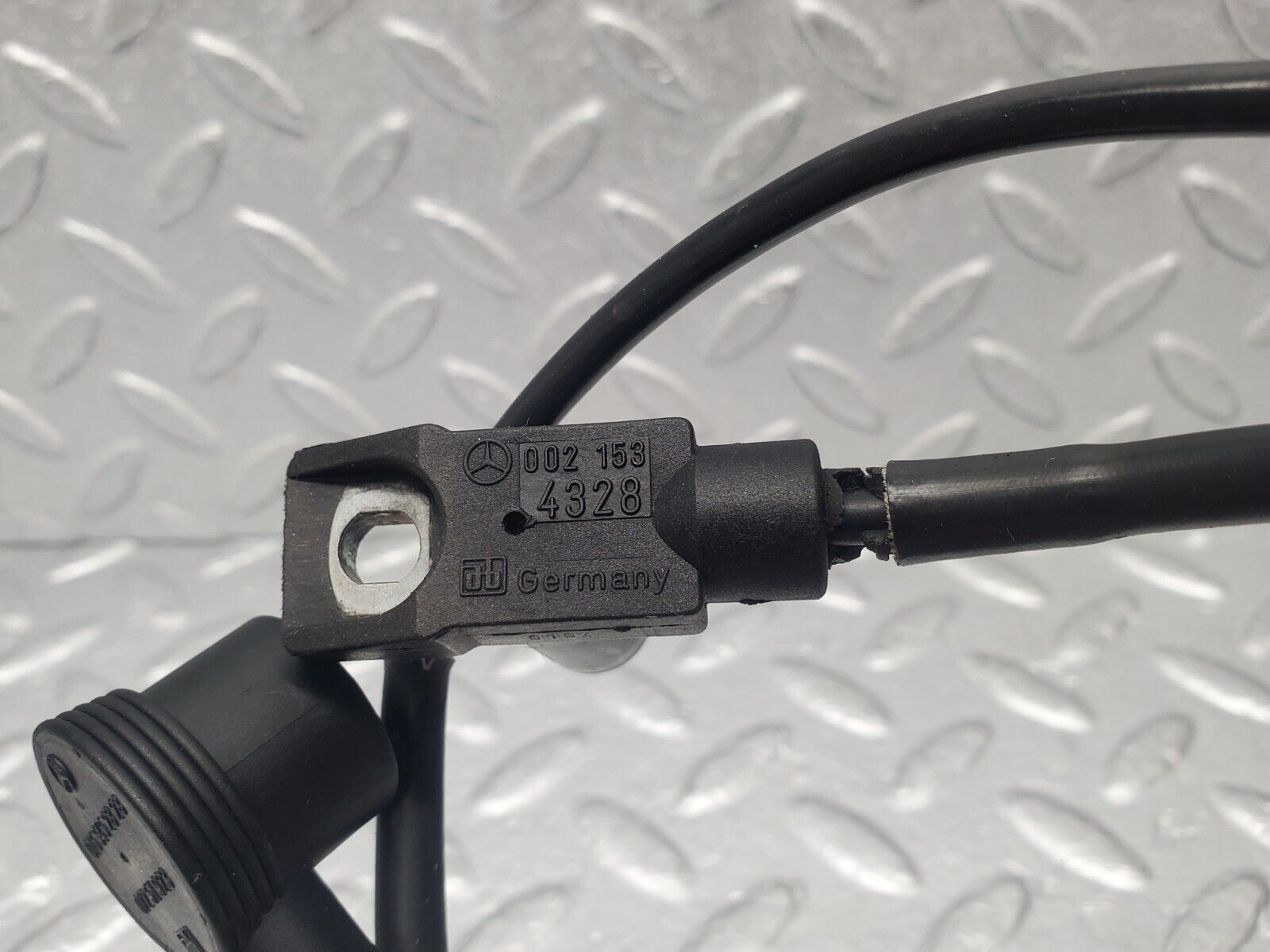 46203 Mercedes-Benz W124 280E Crankshaft Position Sensor 0155452828 0021534328