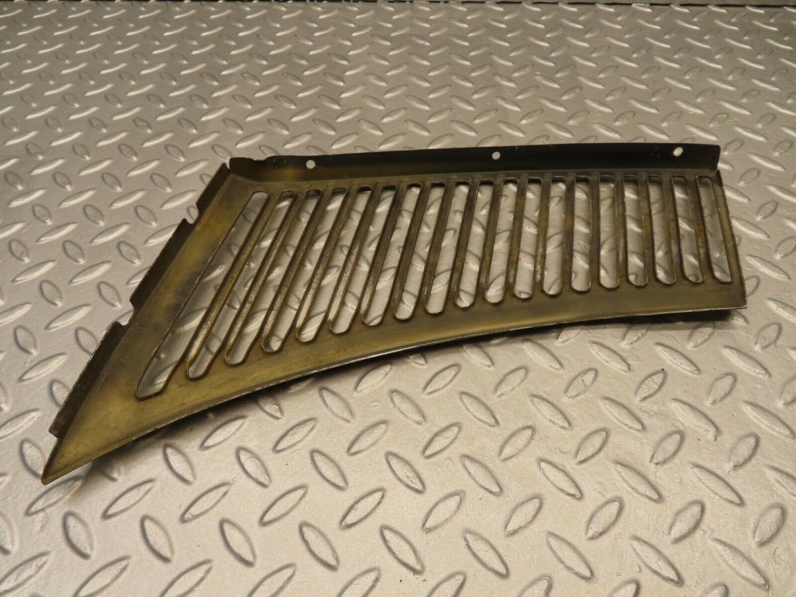 11814 Mercedes-Benz R107 450SL Air Intake Grill Right Side