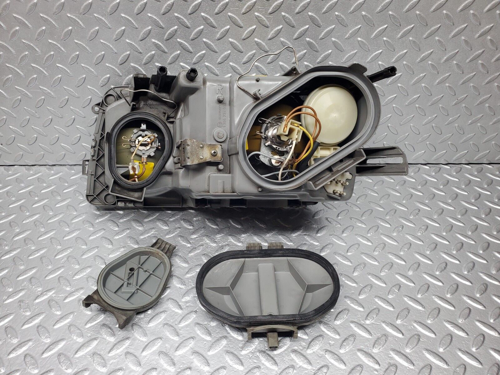 45826 Mercedes-Benz W126 420SE Headlight Right Bosch 0301065706 1268209361