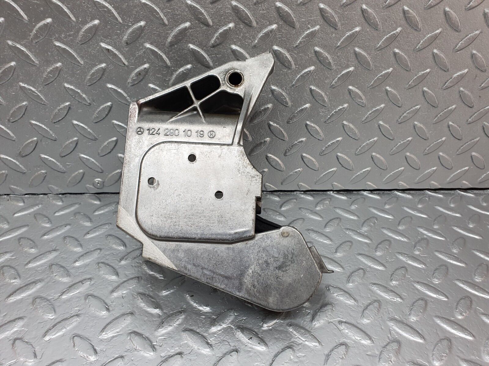 42200 Mercedes-Benz R129 320SL Coupe Brake Pedal Bracket 1242901019 1402921031
