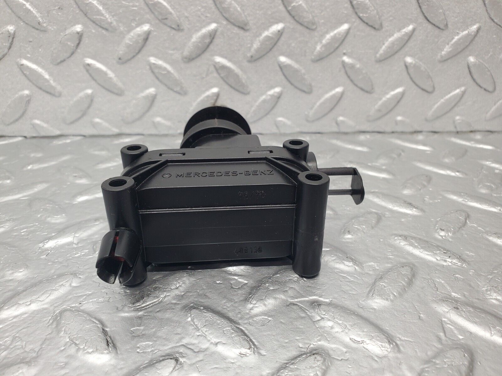 46146 Mercedes-Benz W124 Front Right Door Lock Vacuum Actuator