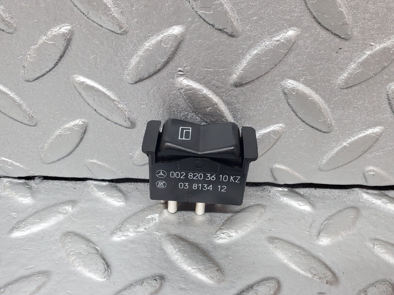 44524 Mercedes-Benz W123 280E Rear Left Electric Window Switch 0028203610