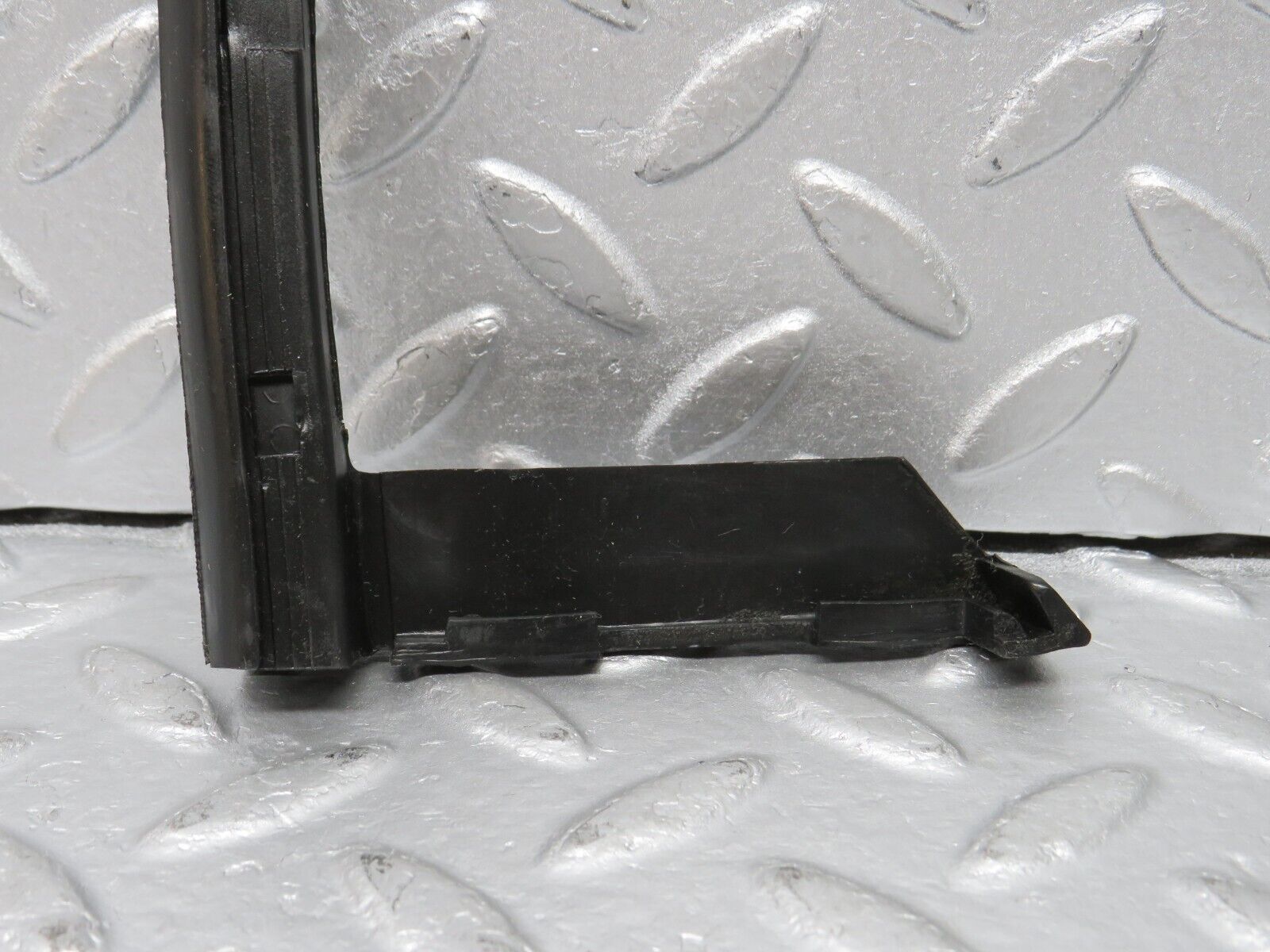 39172 Mercedes-Benz R107 500SL Front Left Rubber Window Guide 1077250125