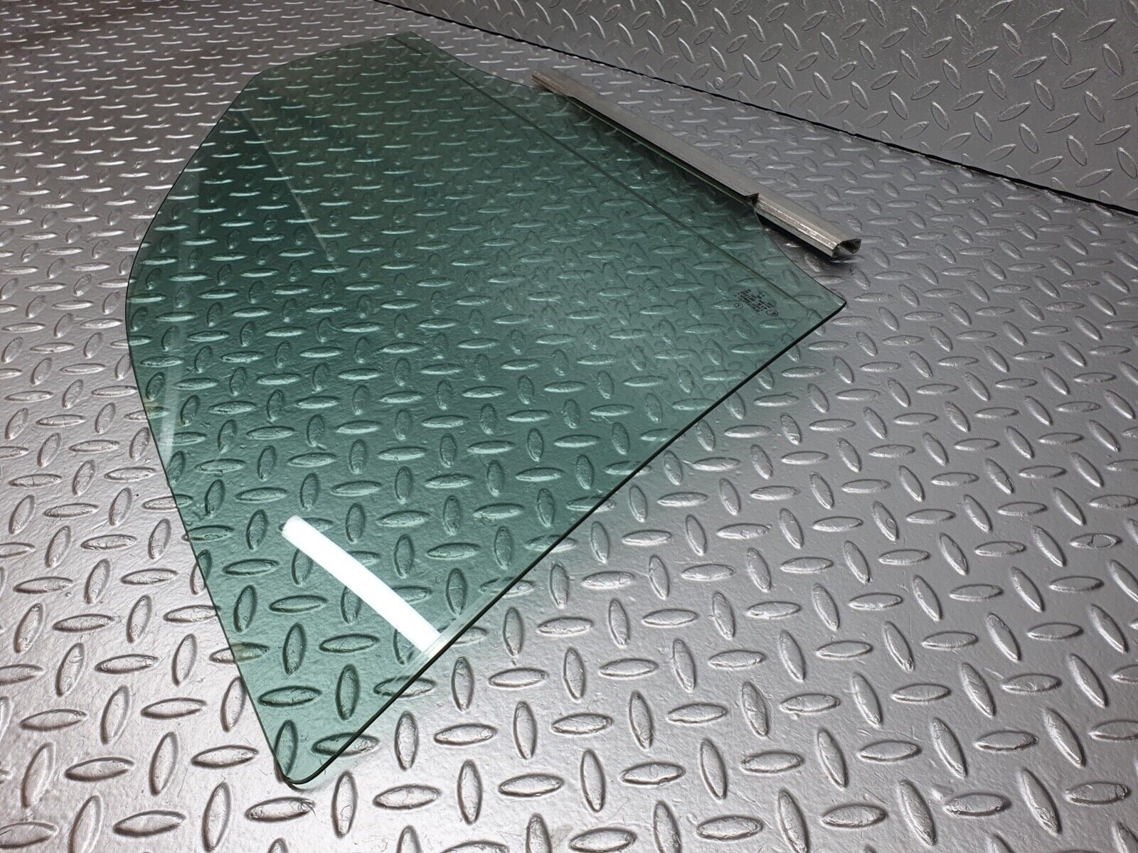 41993 Mercedes-Benz W202 C200 Front Right Door Window Glass