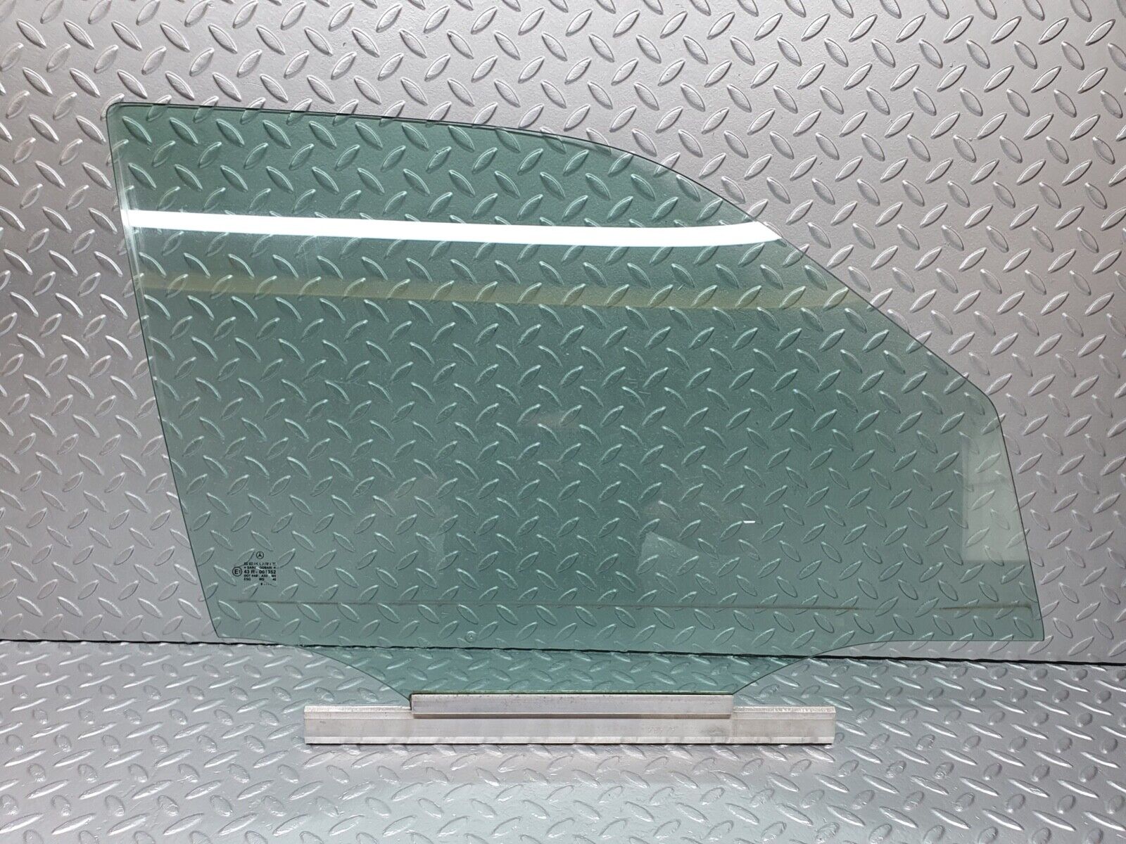 41993 Mercedes-Benz W202 C200 Front Right Door Window Glass