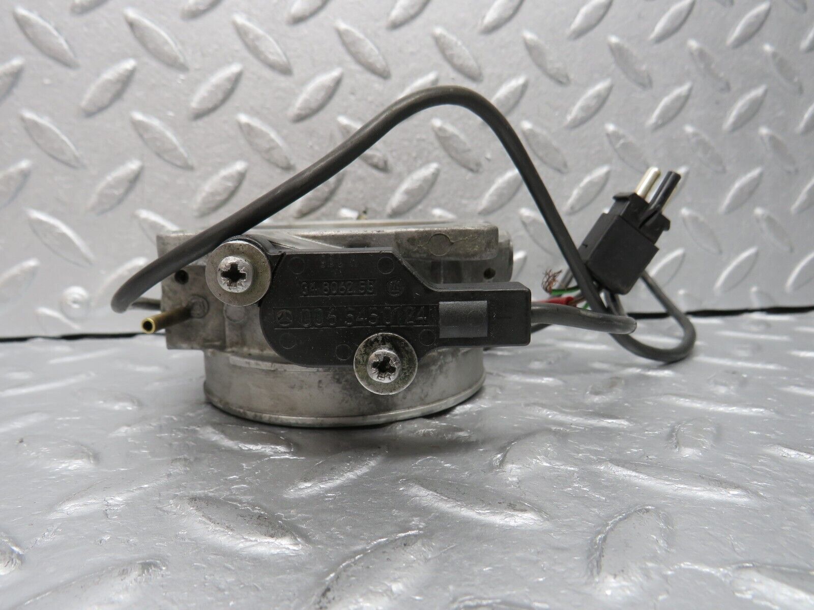 39293 Mercedes-Benz R107 500SL Throttle Body Valve With Sensor 0011406153