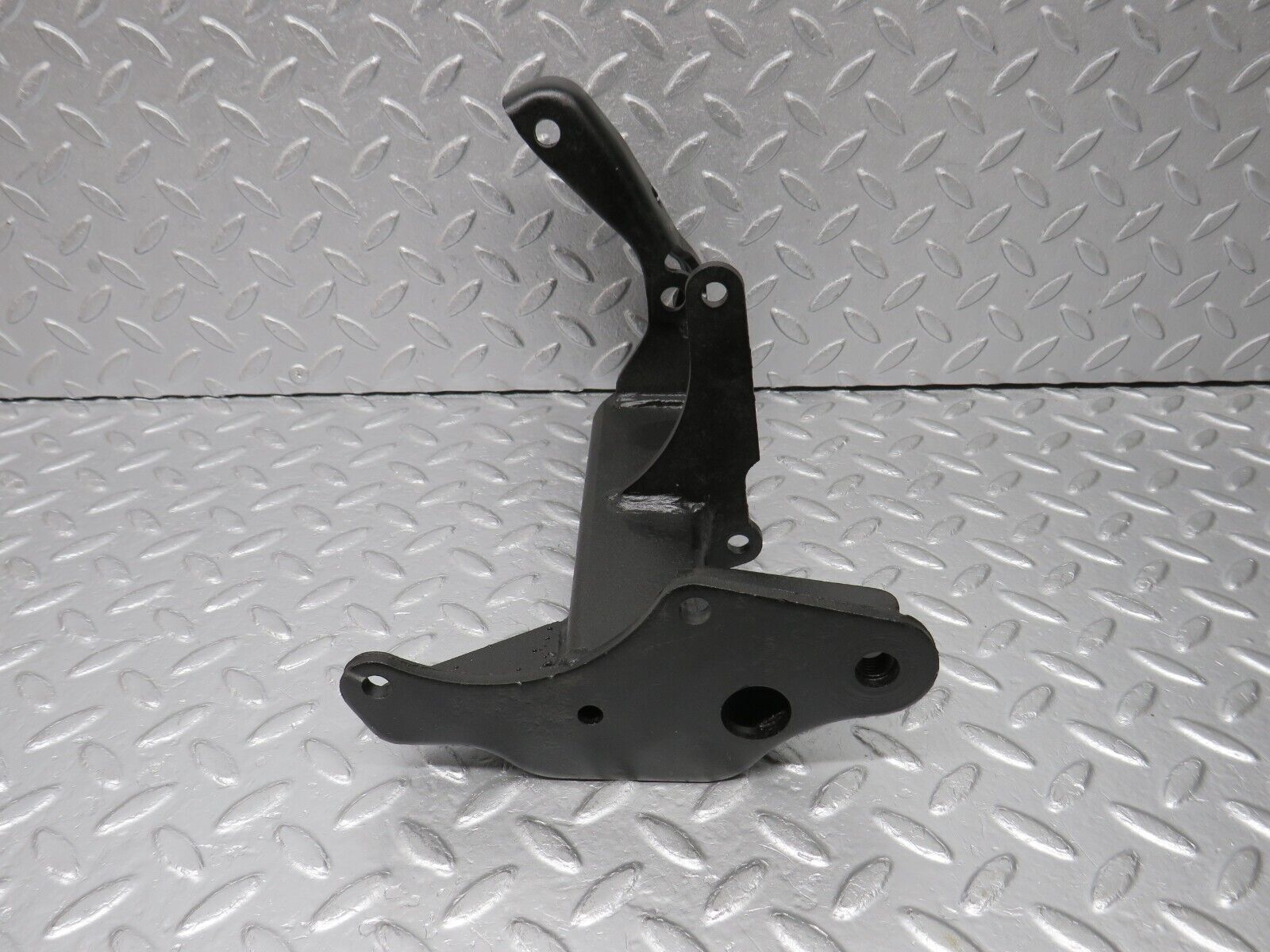 39290 Mercedes-Benz R107 500SL Air Condition Compressor Mount Bracket