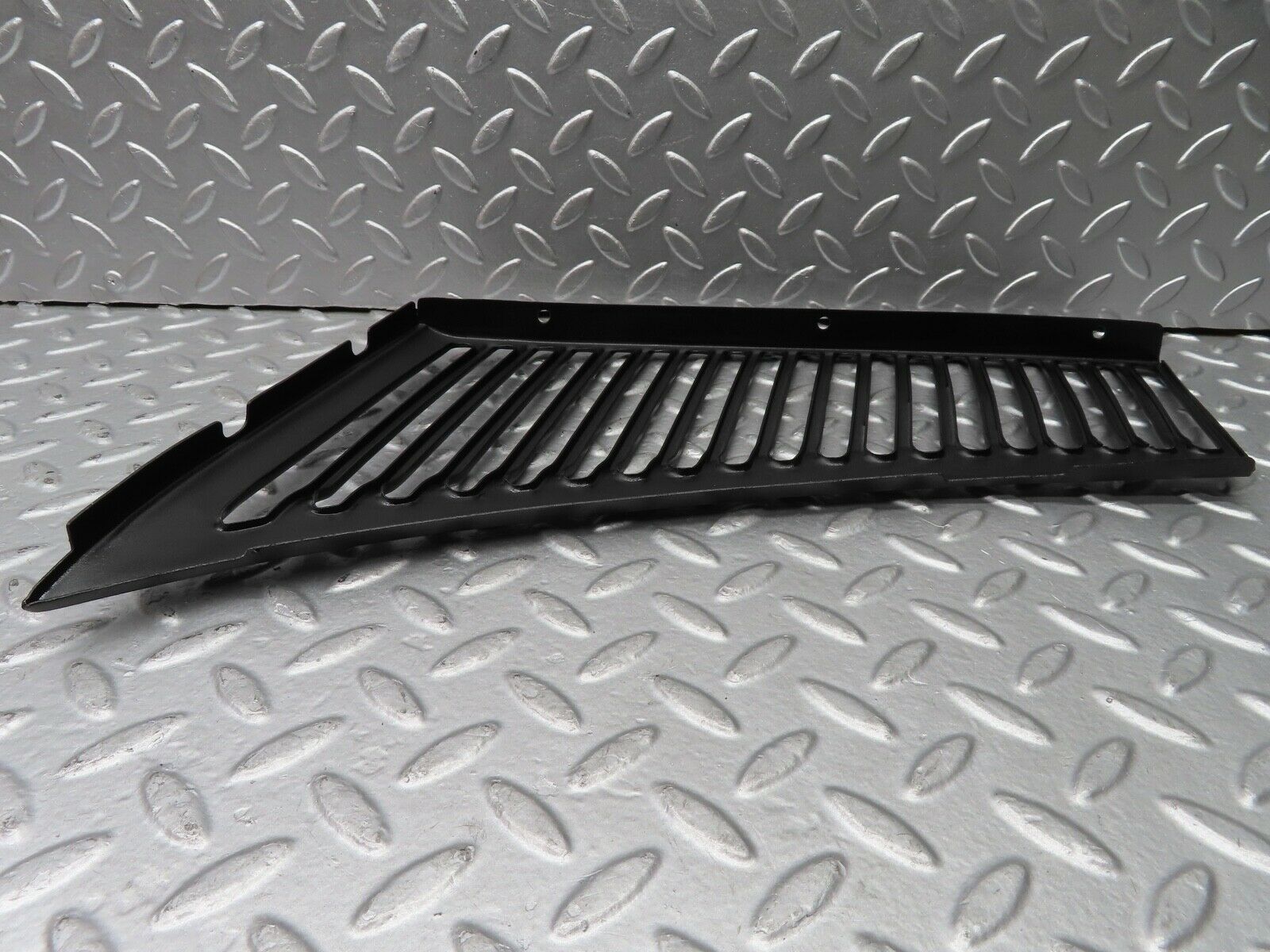 20863 Mercedes-Benz R107 450SL Air Intake Grill Right Side