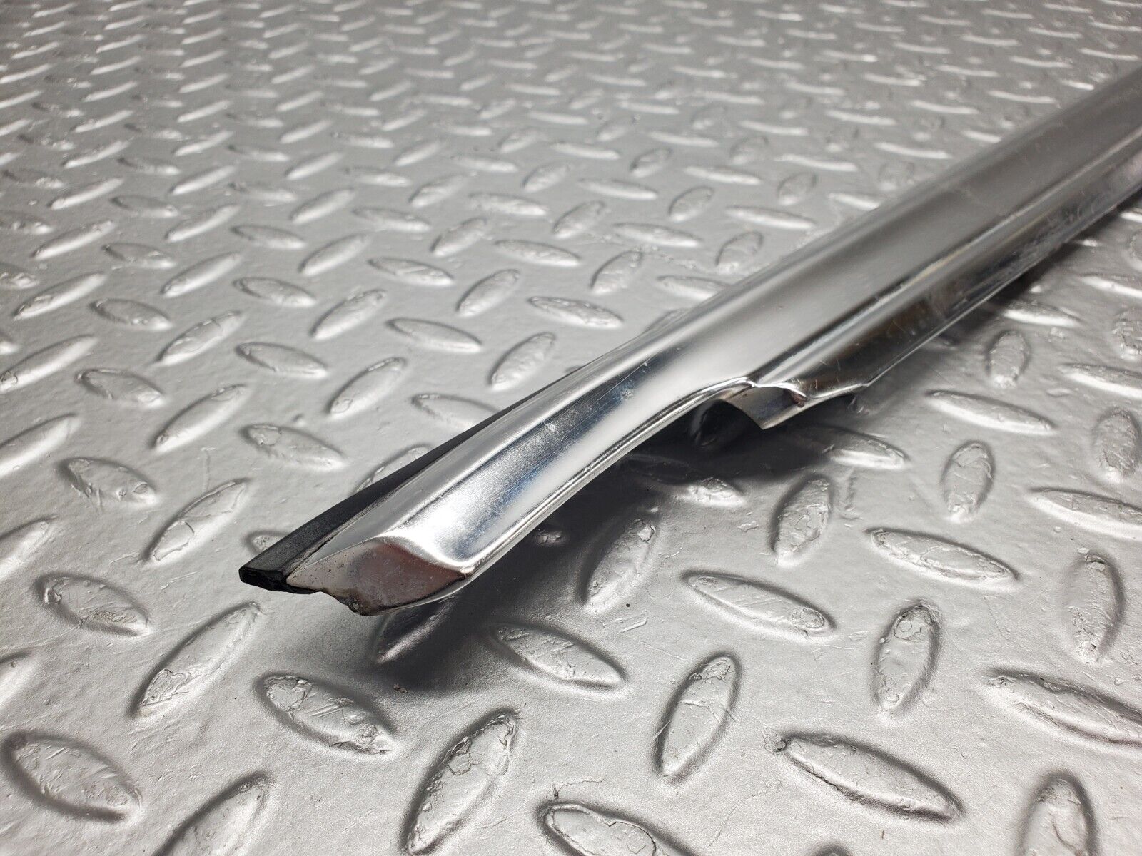 46430 Mercedes-Benz C123 280CE Coupe Right Door Chrome Moulding Trim