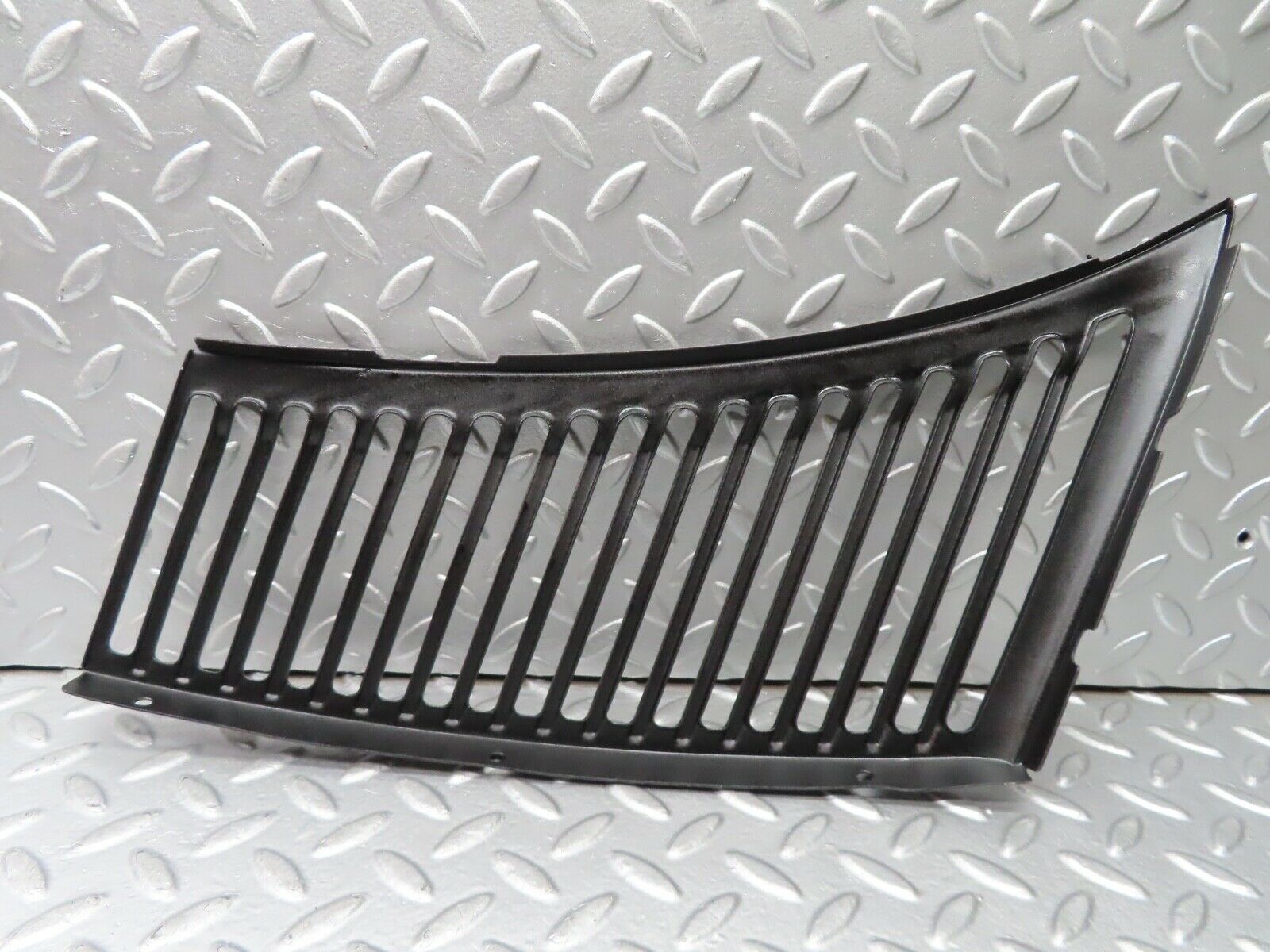 20863 Mercedes-Benz R107 450SL Air Intake Grill Right Side