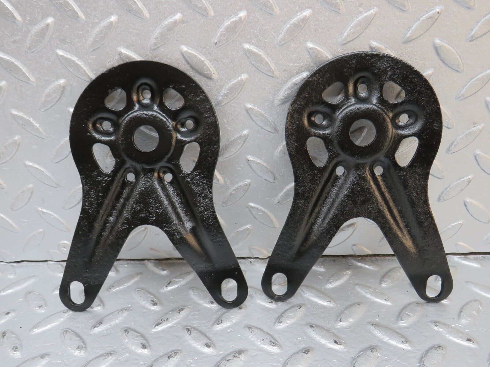 39931 Mercedes-Benz R107 350SL Rear Suspension Axle Mounting Bracket