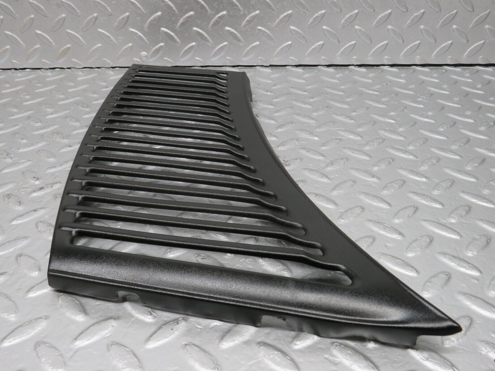 40081 Mercedes-Benz R107 350SL Air Intake Grill Left Side