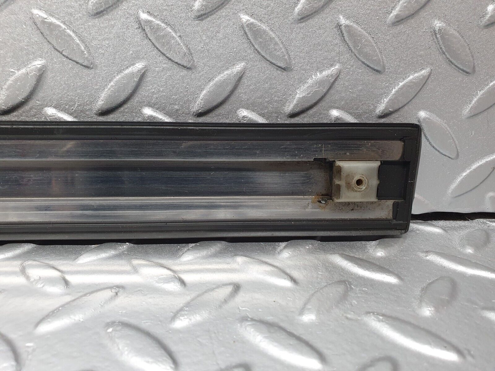 41682 Mercedes-Benz W124 200E Front Left Door Centre Moulding Trim