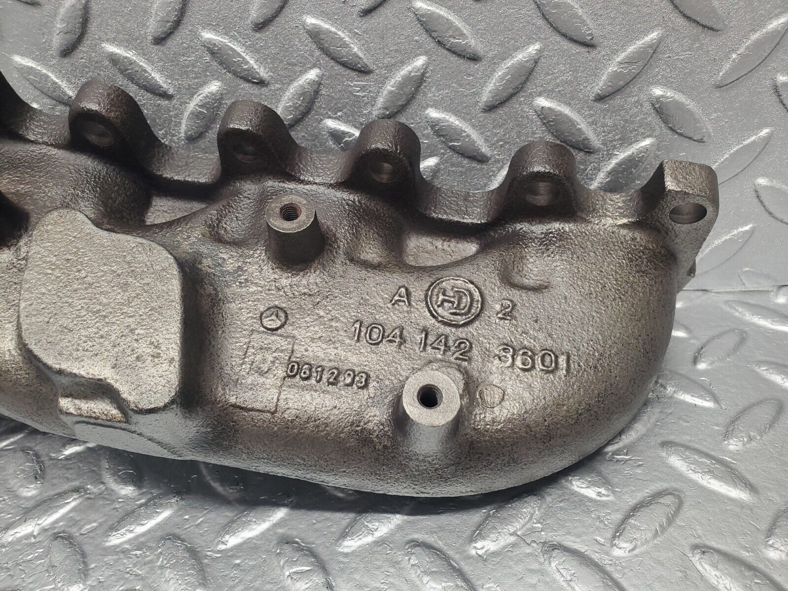 46219 Mercedes-Benz W124 280E Exhaust Manifold Cylinder 4-6 1041423601