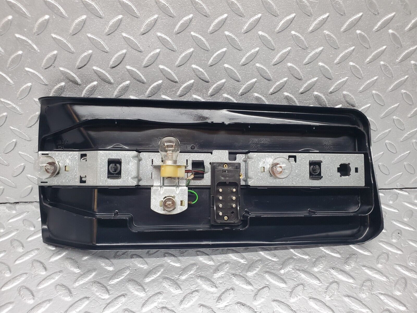 45828 Mercedes-Benz W126 420SE Tail Light & Bulb Holder Left Side 22072