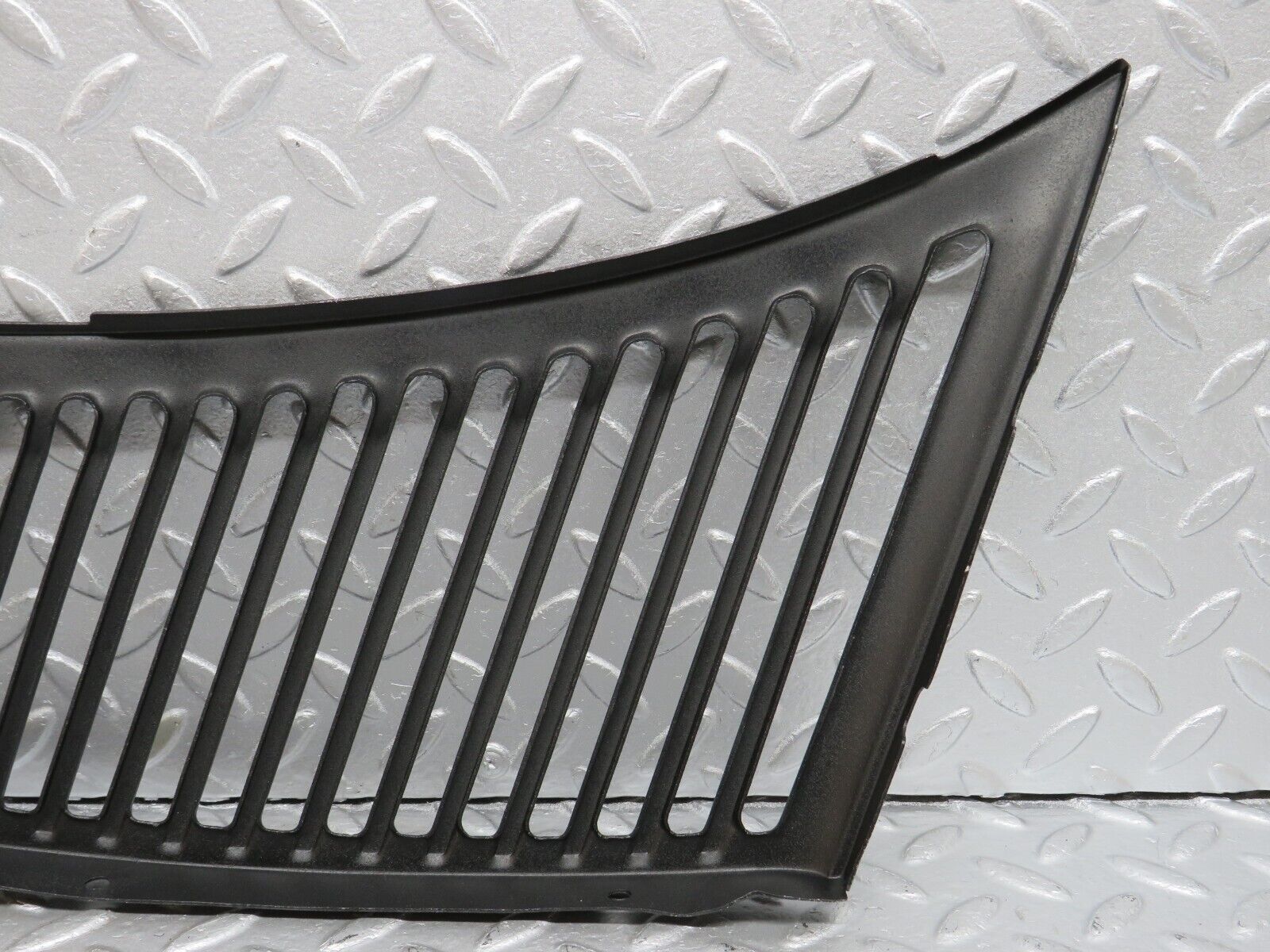 40080 Mercedes-Benz R107 350SL Air Intake Grill Right Side