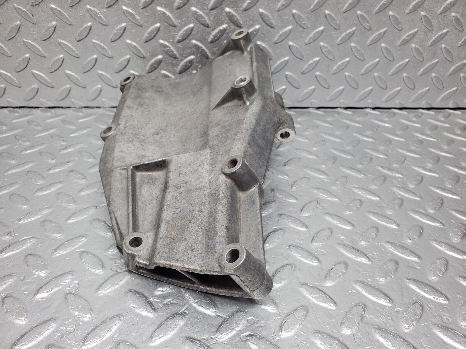 45922 Mercedes-Benz W126 420SE Air Conditioning Compressor Bracket 1161301035