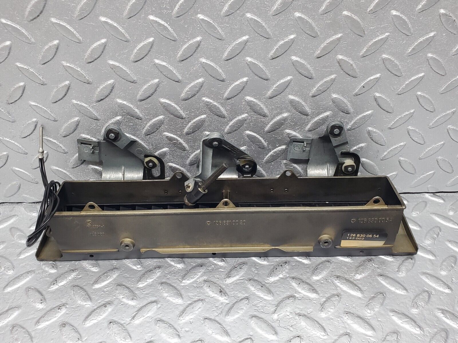 45925 Mercedes-Benz W126 420SE Dashboard Centre Air Vent 1268300654 1268310030 1268310130