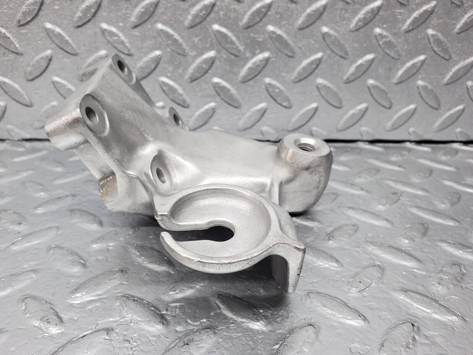 45924 Mercedes-Benz W126 420SE Engine Mount Bracket Right Side 1162235504