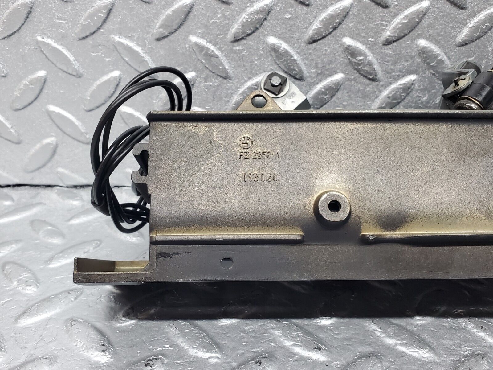 45925 Mercedes-Benz W126 420SE Dashboard Centre Air Vent 1268300654 1268310030 1268310130