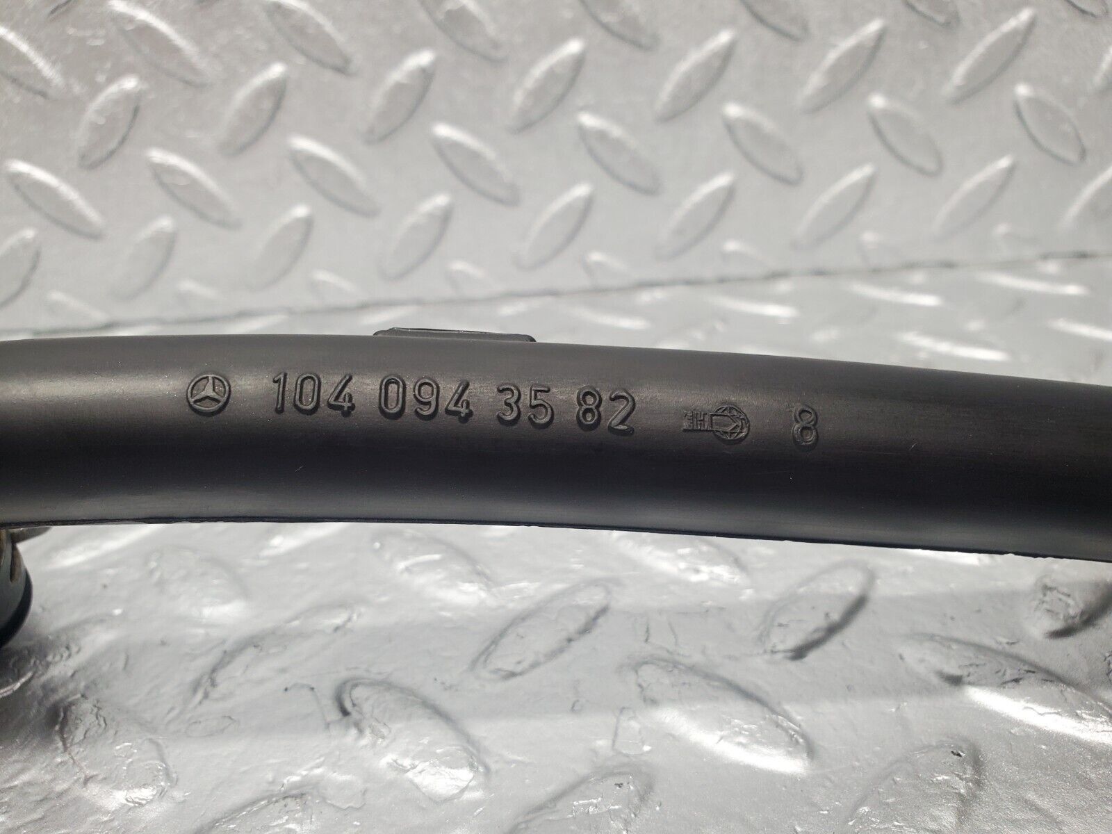 46208 Mercedes-Benz W124 280E Crankcase Breather Hose Pipe 2X 1040943582 1040943682