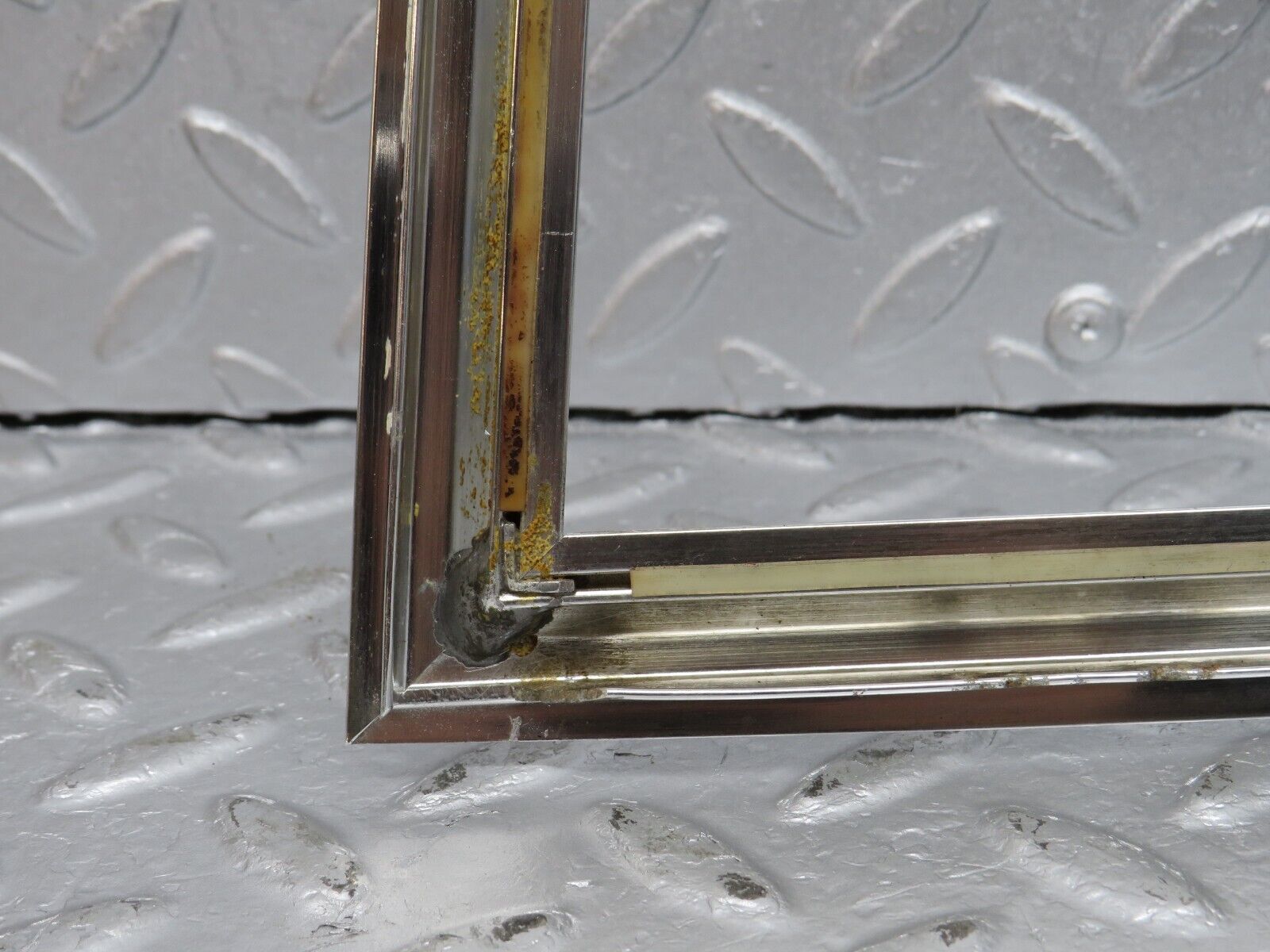 39855 Mercedes-Benz R107 350SL Hardtop Quarter Window Chrome Trim Right