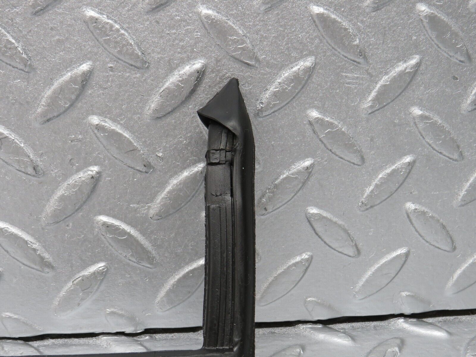 39172 Mercedes-Benz R107 500SL Front Left Rubber Window Guide 1077250125