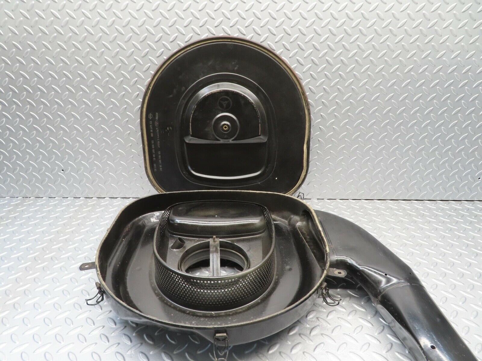 11822 Mercedes-Benz R107 450SL Air Filter Housing 4517485106