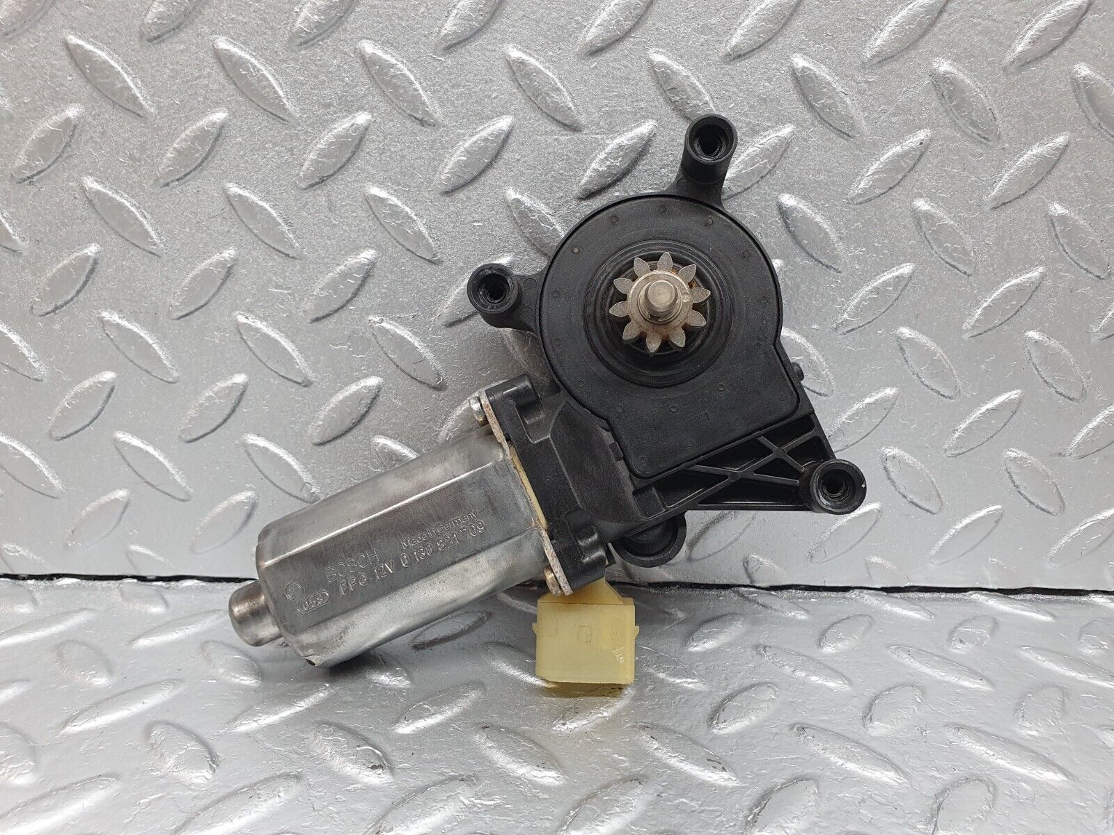 41913 Mercedes-Benz W202 C200 Window Regulator Motor Front Right Bosch 0130821709