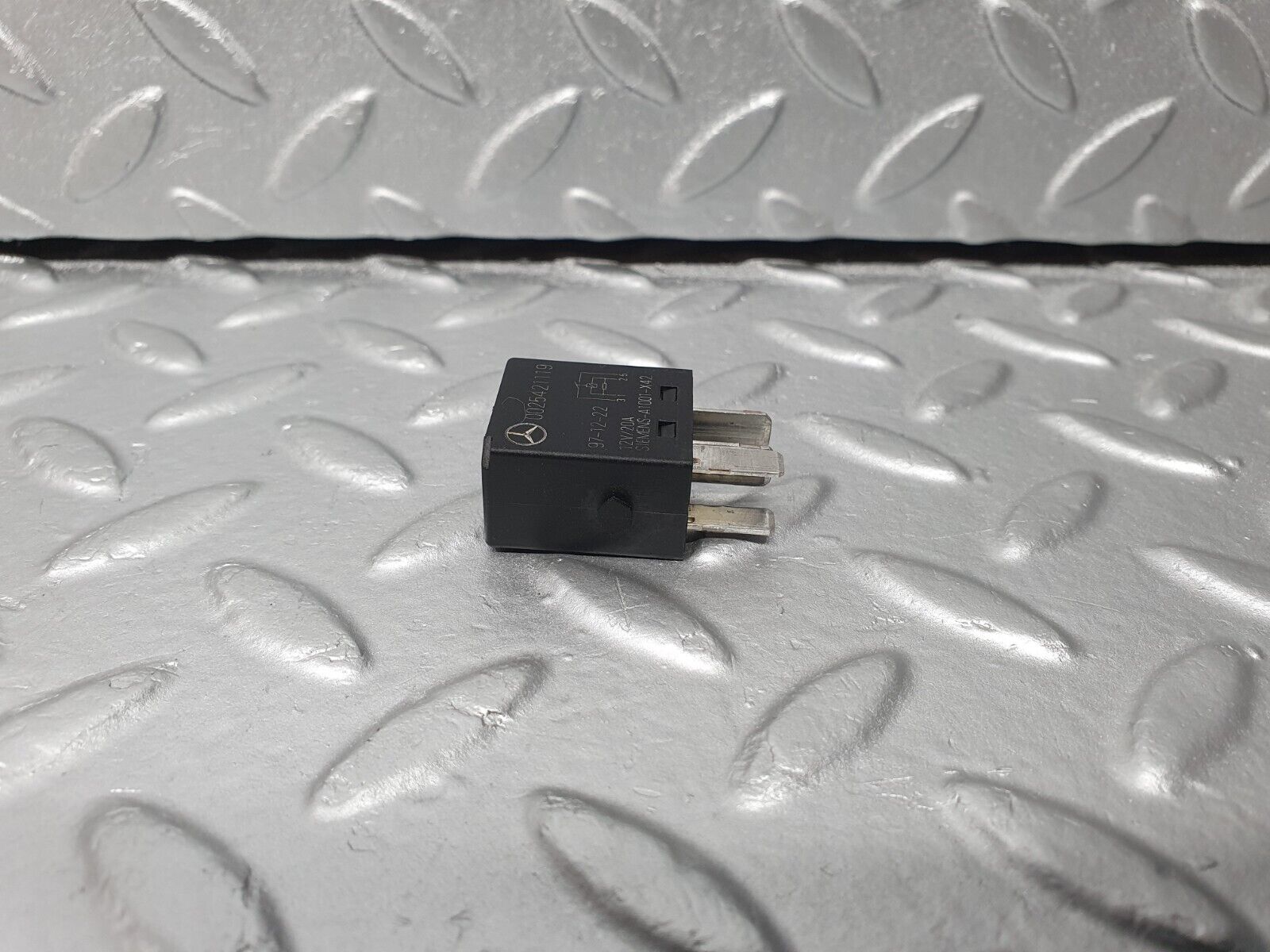 41795 Mercedes-Benz W202 C200 Indicator Relay 0025421119