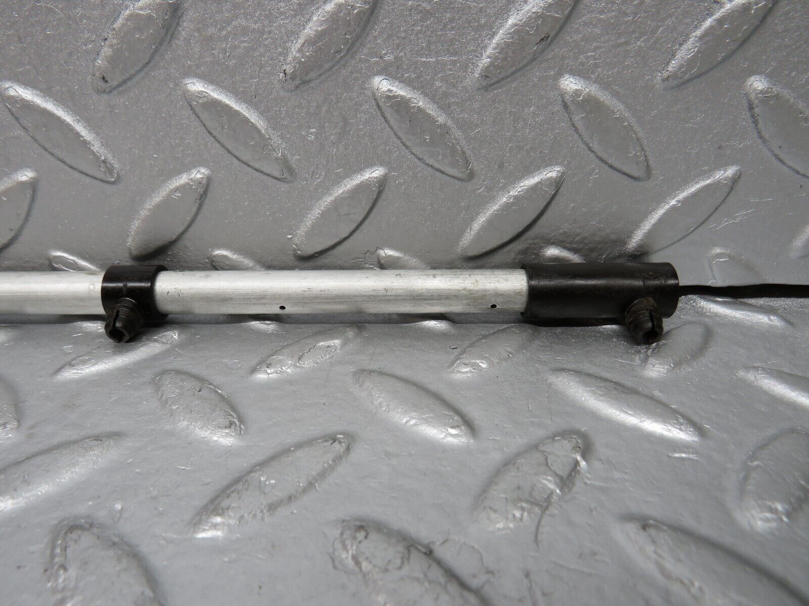 39158 Mercedes-Benz R107 500SL Camshaft Oil Tube