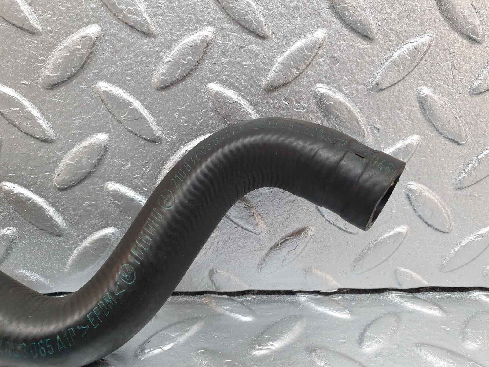 42069 Mercedes-Benz W202 C200 Water Hose Pipe 2028325094 2108320594