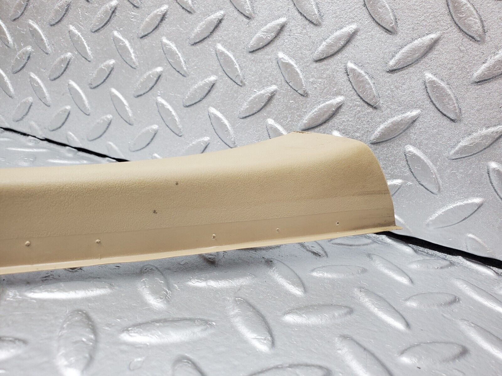 45860 Mercedes-Benz W126 420SE Front Right Door Window Frame Cover 1267250471