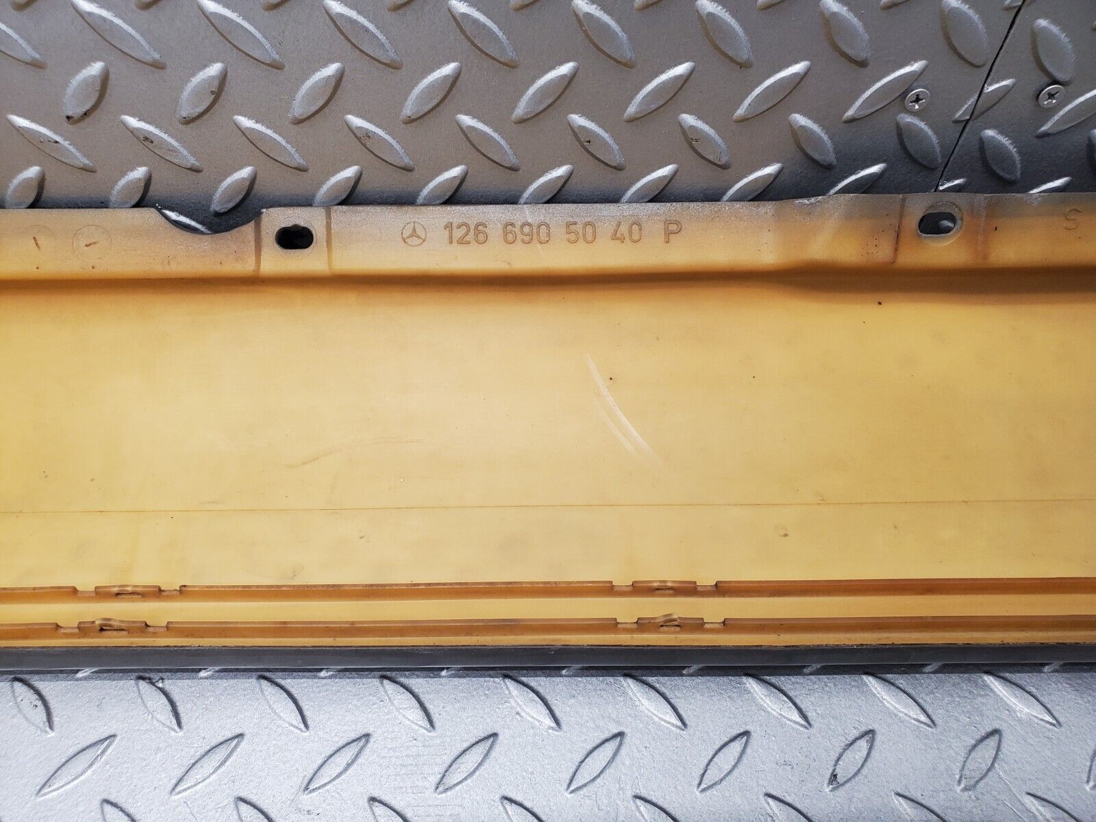 46115 Mercedes-Benz W126 420SE Side Skirt Right 1266905040 1266980430 1266980230