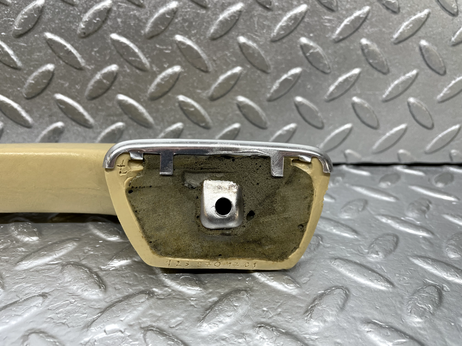 44262 Mercedes-Benz W123 280E Interior Door Handle Beige Left 1239701701