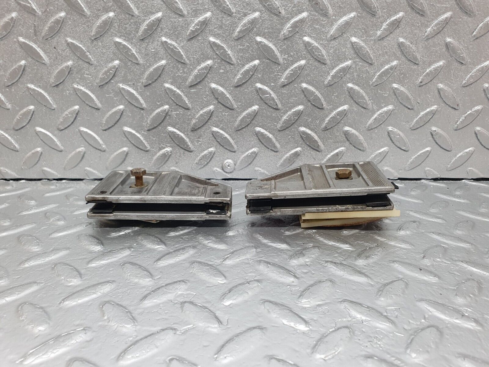 43581 Mercedes-Benz C126 380SEC Coupe Door Window Guide Bracket 1267250332