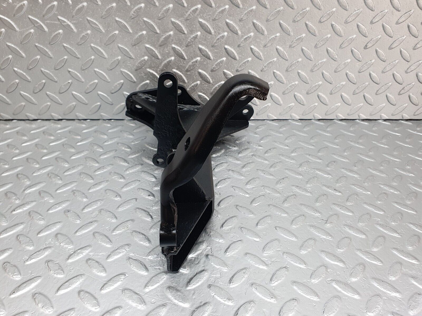 43723 Mercedes-Benz C126 380SEC Coupe Air Condition Compressor Mount Bracket