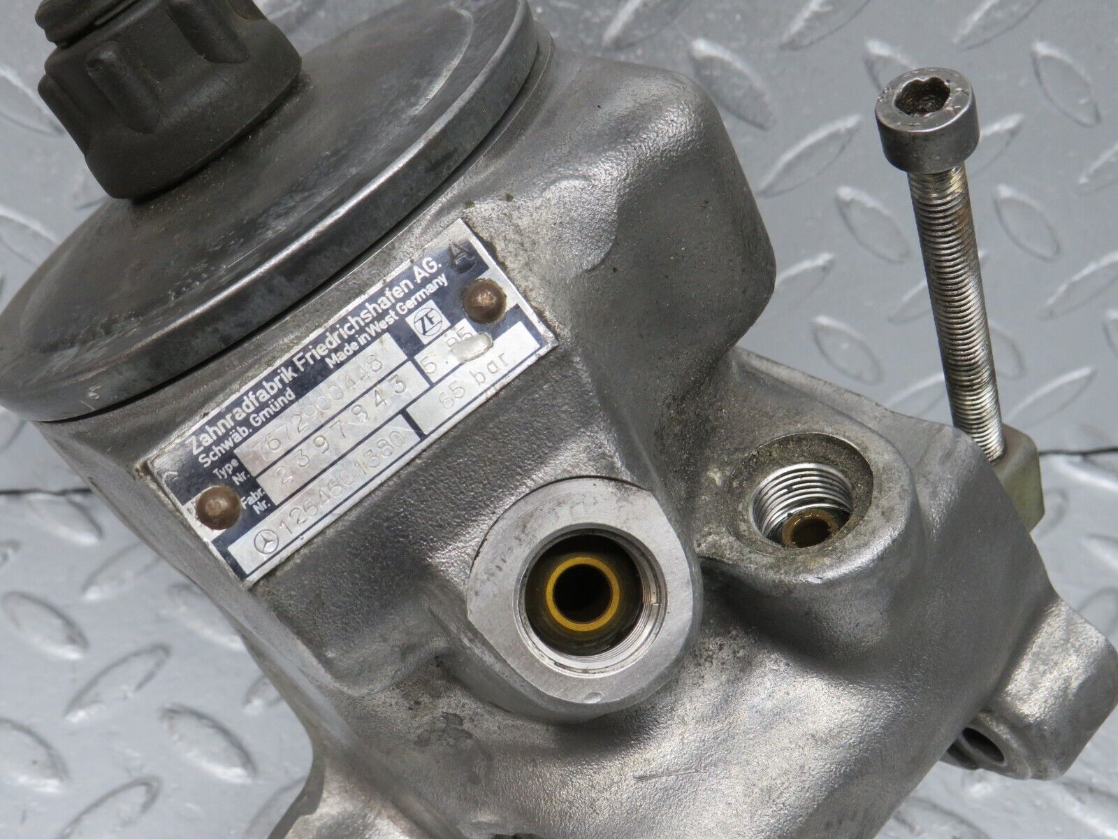 39224 Mercedes-Benz R107 500SL Power Steering Pump 1264601380 7672900448