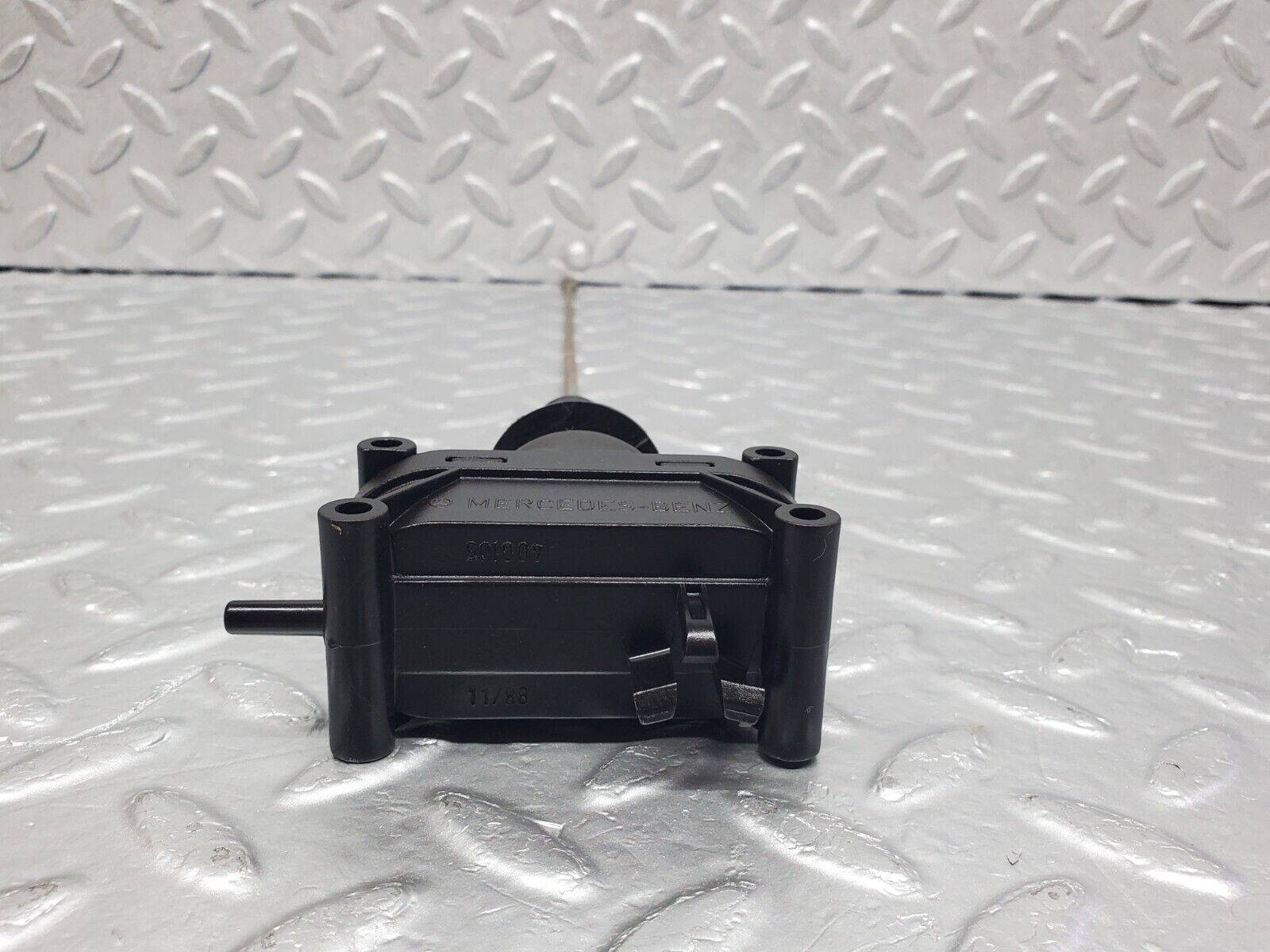 45643 Mercedes-Benz W126 420SE Rear Left Door Lock Vacuum Actuator