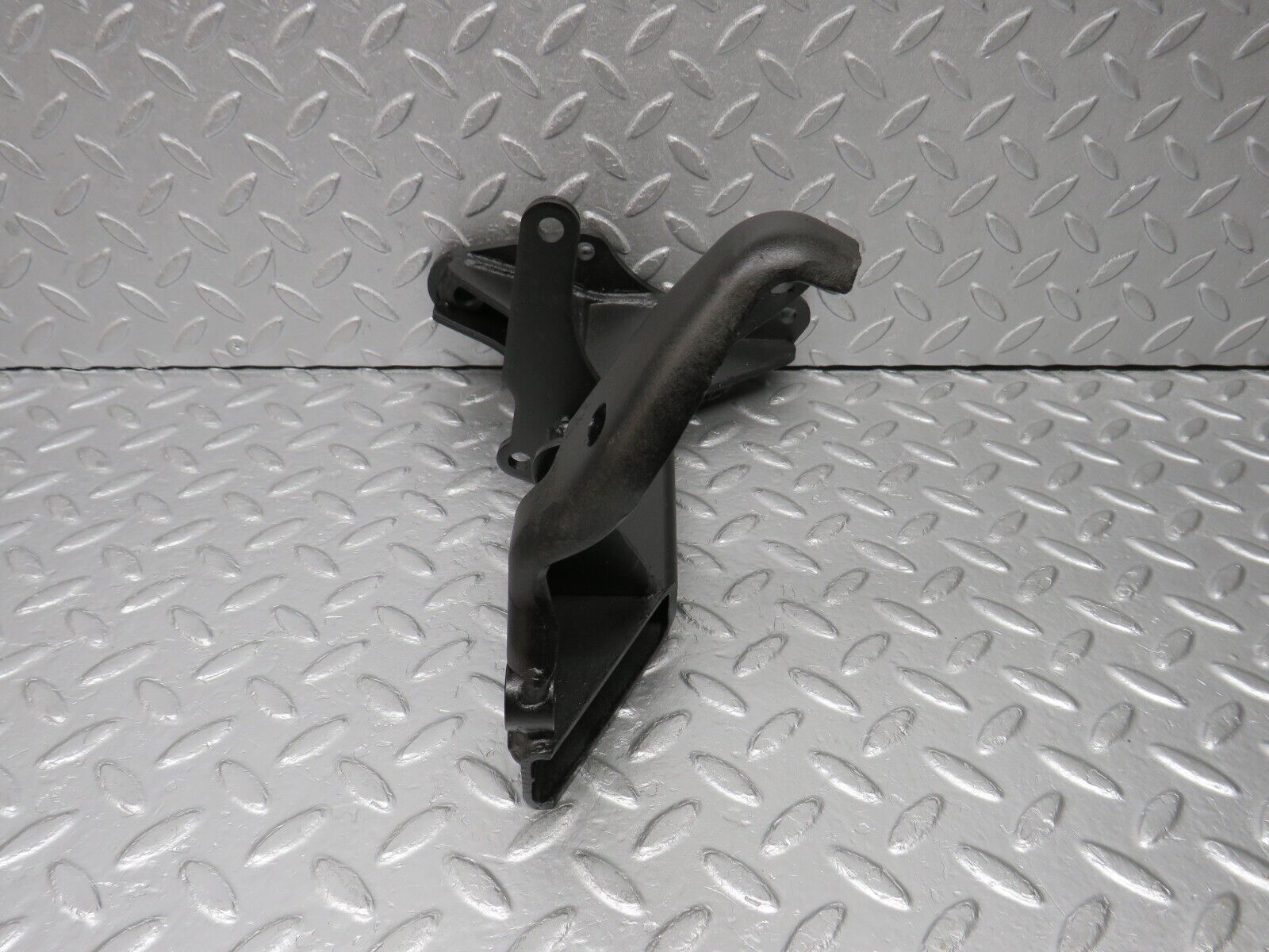 39290 Mercedes-Benz R107 500SL Air Condition Compressor Mount Bracket