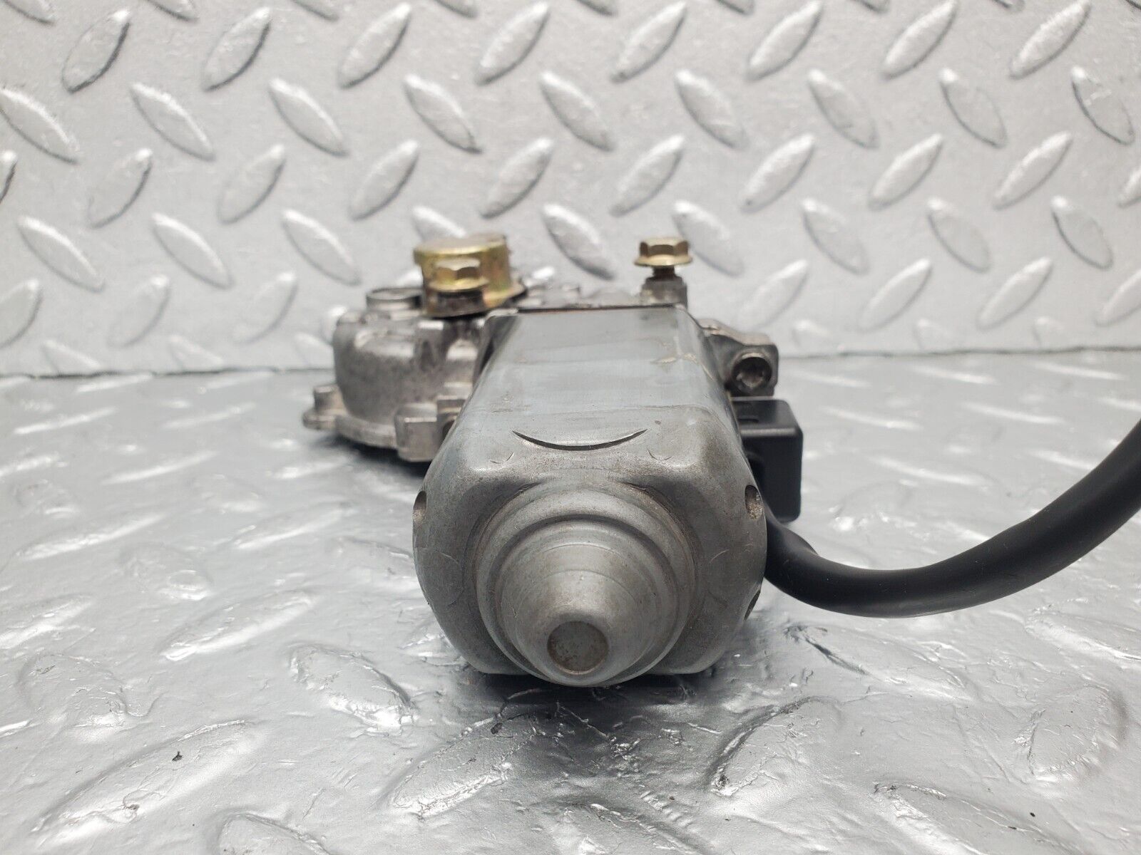 46136 Mercedes-Benz W124 Front Right Window Regulator Motor 0130821285